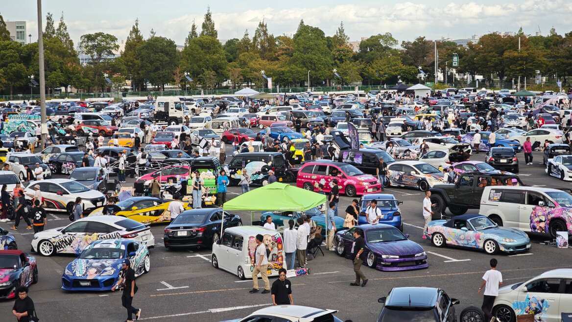会場にはカラフルな痛車がビッシリ！