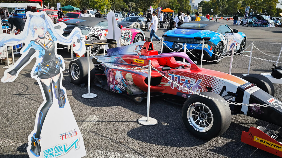 猪爪杏奈選手と共にFRJ2025参戦中の痛レーシングカーと霧島レイ