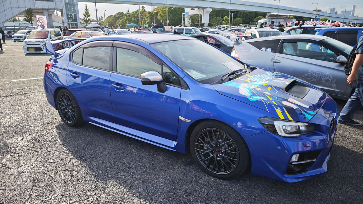 今回初めて羽衣6の痛車を制作して下さったという1台。推しは霧島レイ。