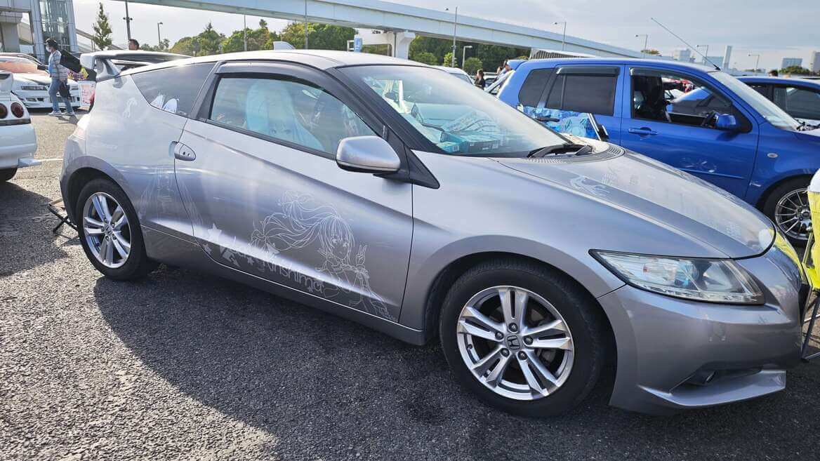 シルバーのボディに霧島レイのカッティングが特徴的な1台