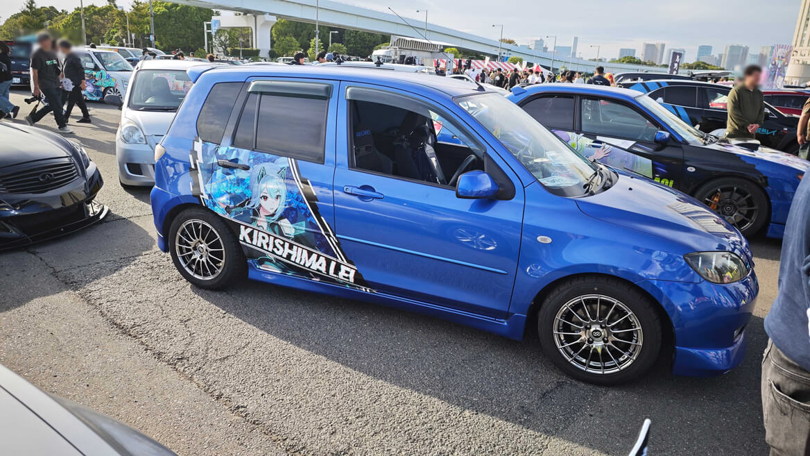 霧島レイのオリジナルイラストがデザインされた1台