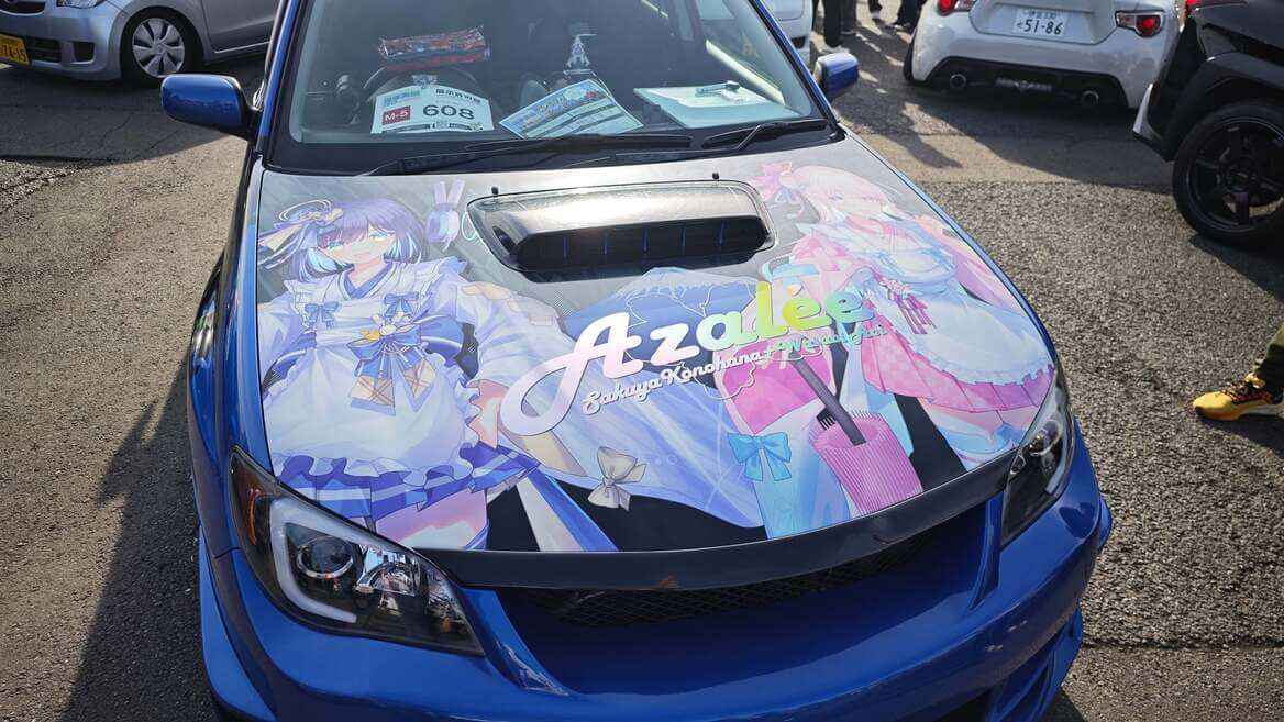 ボンネットには、和メイド姿の葵わさびと、同じく静岡ご当地VTuber の木乃華サクヤさんがデザインされている。