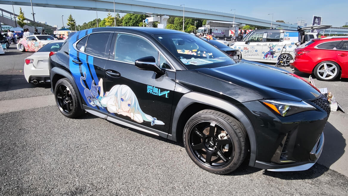 こちらも公式痛車制作用素材を使ってデザインされた1台。