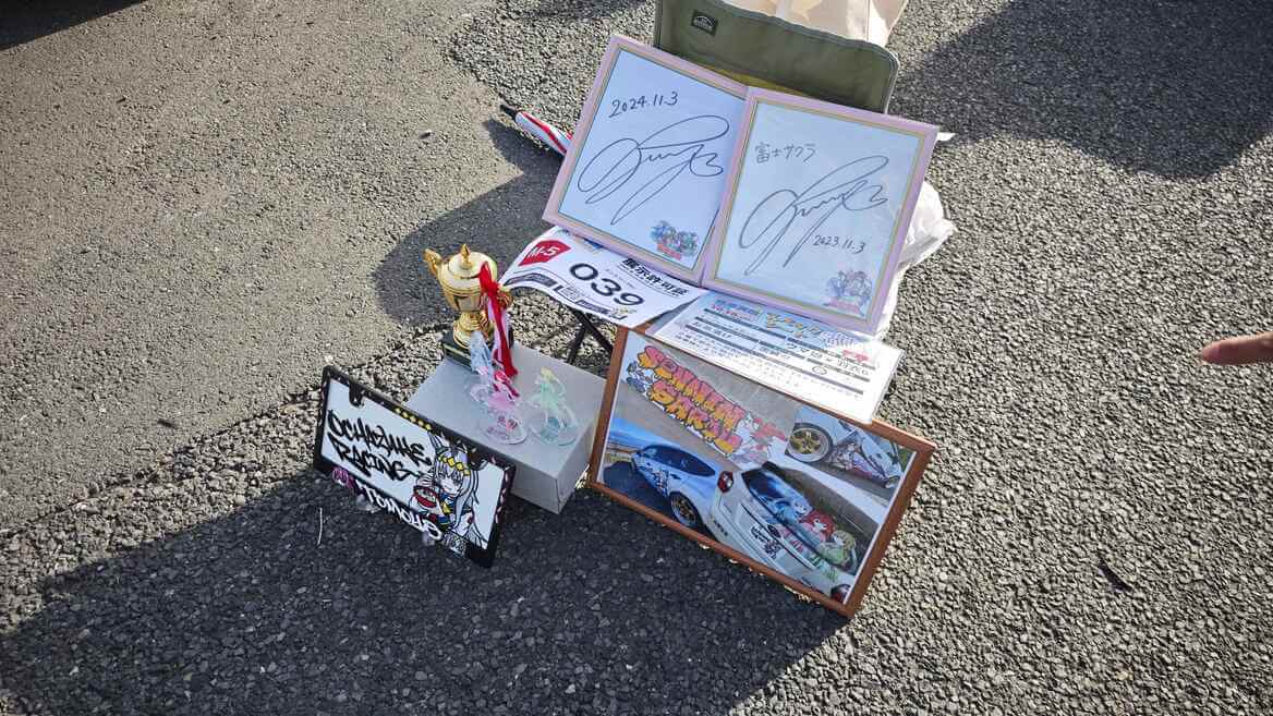 展示を断念された方のスペースには、愛車の写真と推しの高柳知葉さんのサインが！