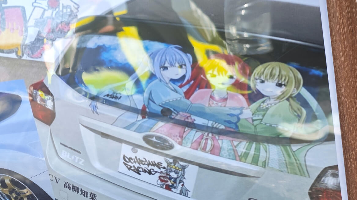 リアガラスに天女衣装の3人をデザインして下さったそうです。次回の展示を誓い、急いで埼玉へ向かわれました…！