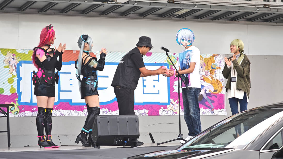 副賞「ちびロイド CR-S01」の授与