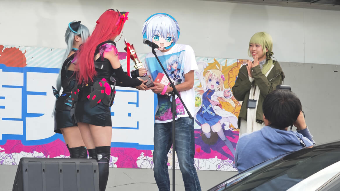 公式コスプレイヤーさんからトロフィーの授与