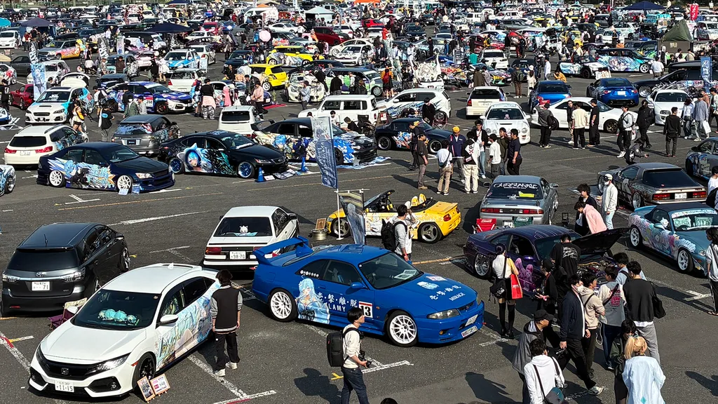 会場には春の陽気に映える「痛車」がずらり！