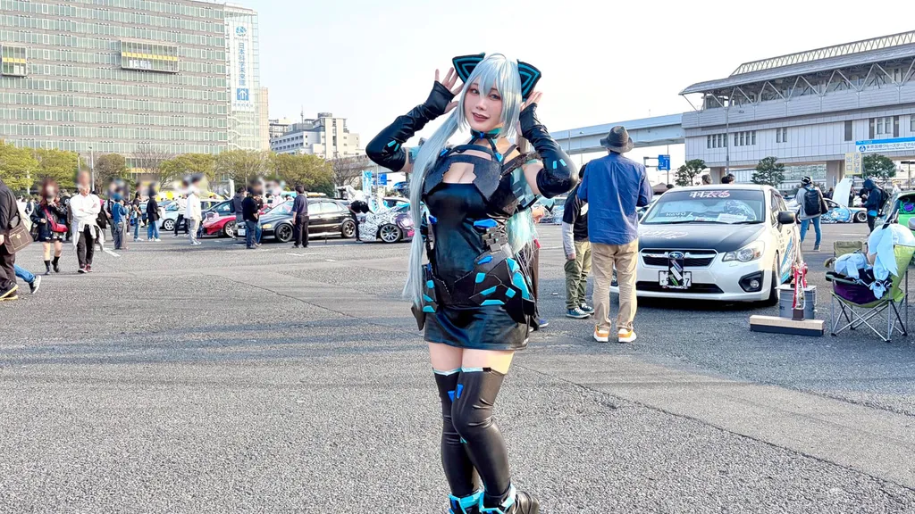 会場をバックにポーズ！