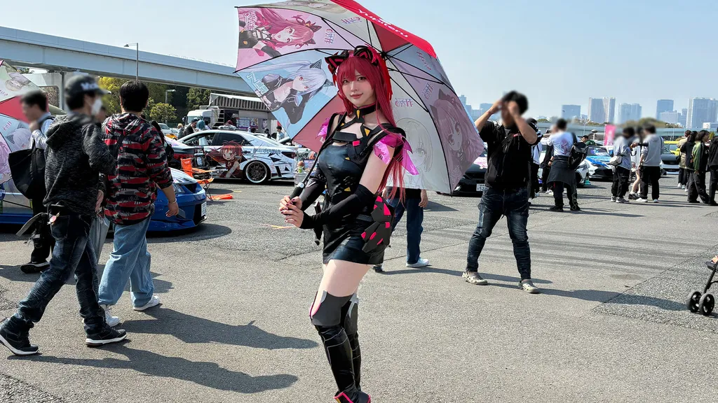 羽衣6サーキットアンブレラを手にレースアンバサダーポーズ！