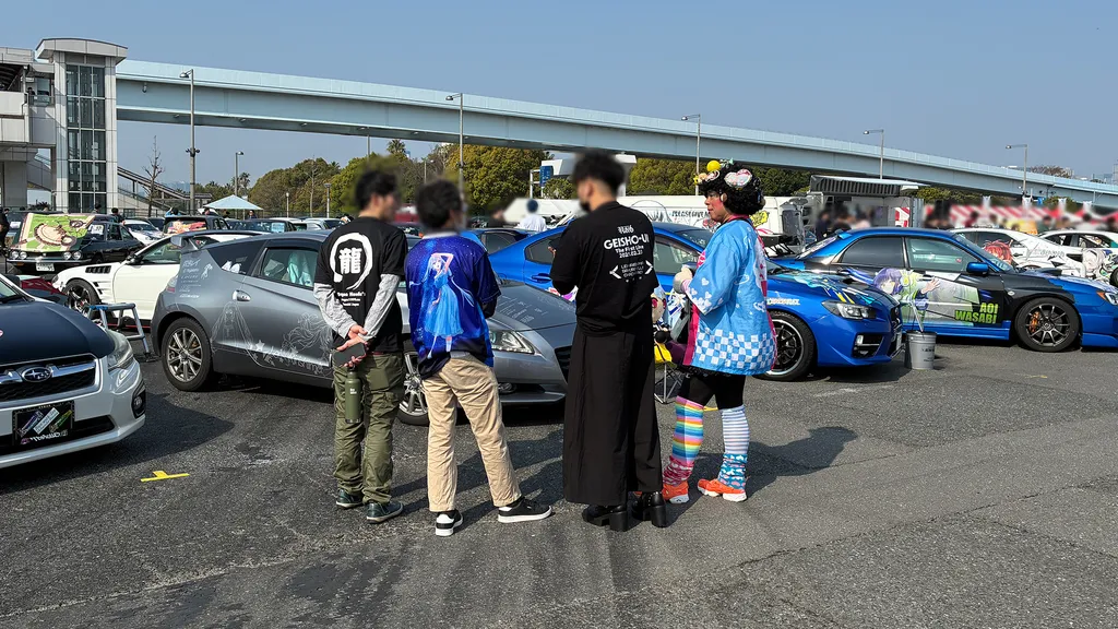 羽衣6の痛車オーナーさん達と談笑するイベントメインMCのジョイまっくすさん