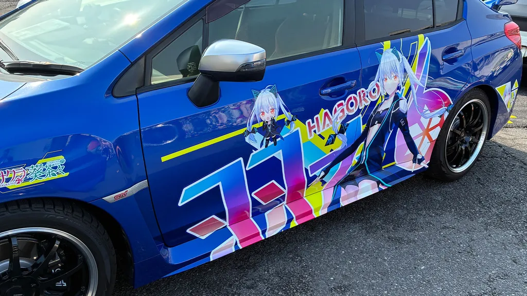 公式素材のイラストとロゴを使って大胆にデザイン！