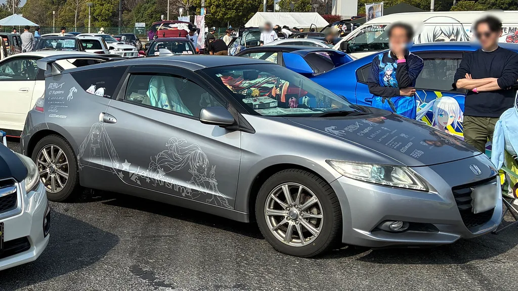 カッティングで霧島レイを飾ったシルバーの痛車