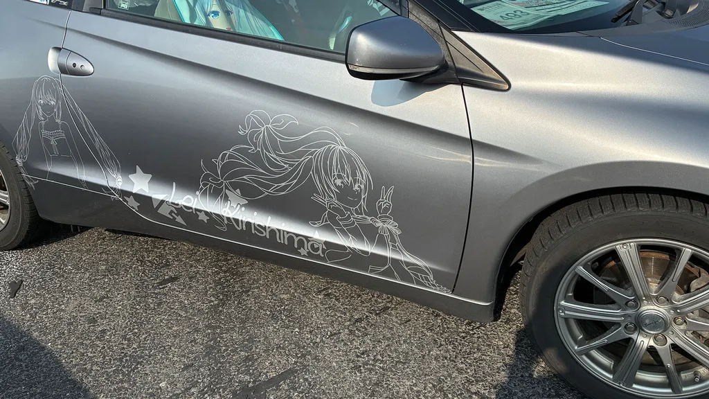 Lei05の特典Tシャツのイラストのレイがピース！