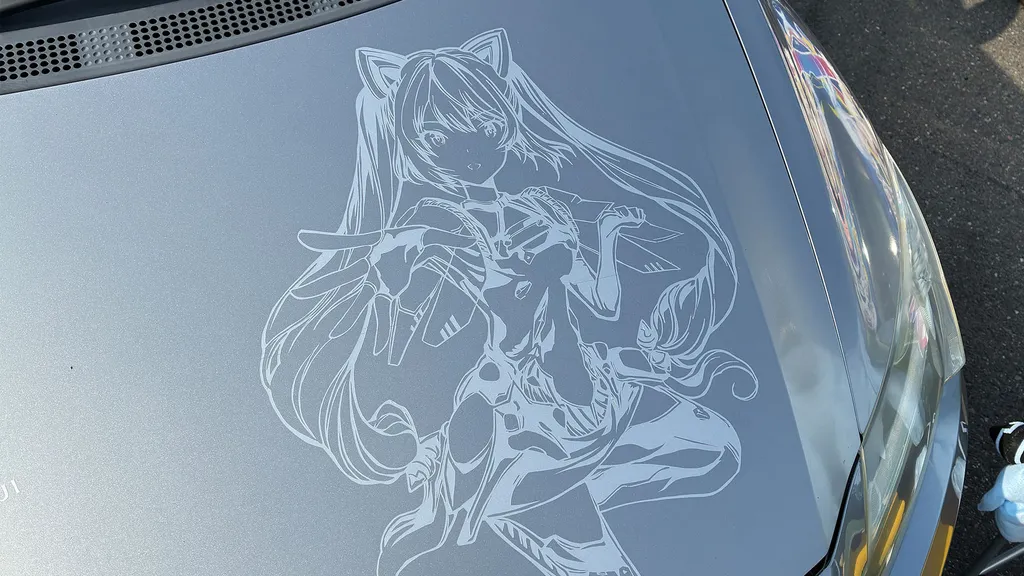 ボンネットの霧島レイのカッティングがスタイリッシュ