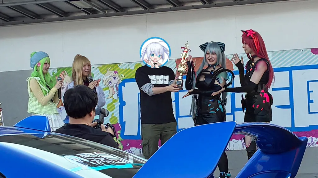公式コスプレイヤーさんからトロフィーの授与